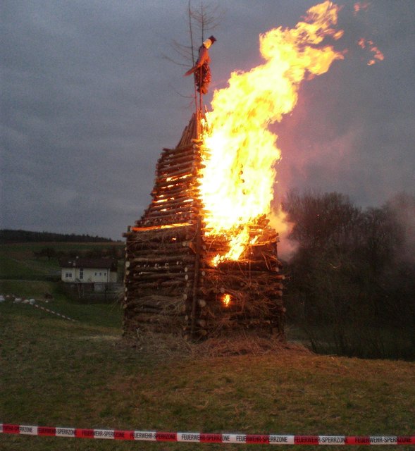 Im Mittelteil des Turms wurde das "Funkenfeuer" entfacht. Nach wenigen Minuten zündete das Feuer so richtig durch.