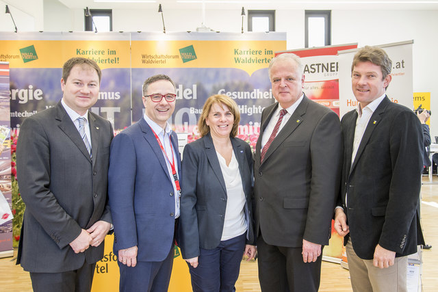 Mag.(FH) Florian Ruhdorfer, Obmann Christof Kastner, GF Mag. Ulrike Prommer, Bgm. Dr. Reinhard Resch,
Dir. Mag. Karl Hallbauer (v.l.).