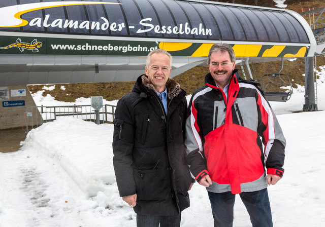 NÖVOG Geschäftsführer Gerhard Stindl und Verkehrslandesrat Karl Wilfing vor dem Einstieg der Schneeberg Sesselbahn. (© NÖVOG / Zwickl)