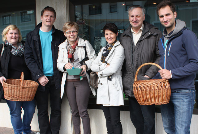 In der Kirchenstraße freuten sich Lore Michl (3.v.l.) und Sigrid Feitl (3.v.r.) über süße Osterhasen von Eva Winkler, Bernhard Hirczy, Willi Thomas und Dietmar Trummer. | Foto: ÖVP