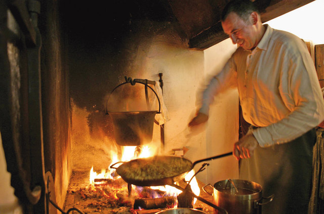 Über traditionellen Kochplätzen mit offenem Feuer wird auch heuer im Freilichtmuseum aufgekocht. | Foto: Freilichtmuseum Großgmain