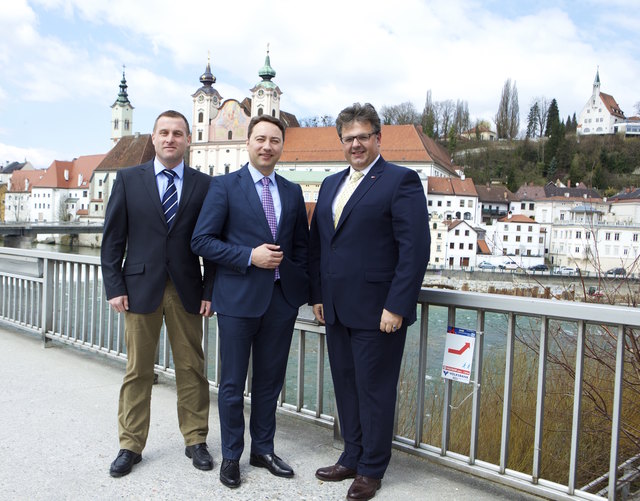 Helmut Zöttl, Manfred Haimbuchner und Gerhard Deimek (v. l.) über die Ziele und Visionen der FPÖ für Steyr-Stadt und -Land. | Foto: Klaus Mader