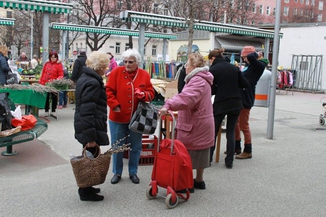 Stuwerviertler im Gespräch am Vorgartenmarkt. | Foto: gb2