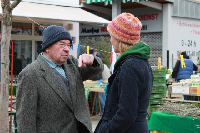 Stuwerviertler im Gespräch am Vorgartenmarkt. | Foto: gb 2
