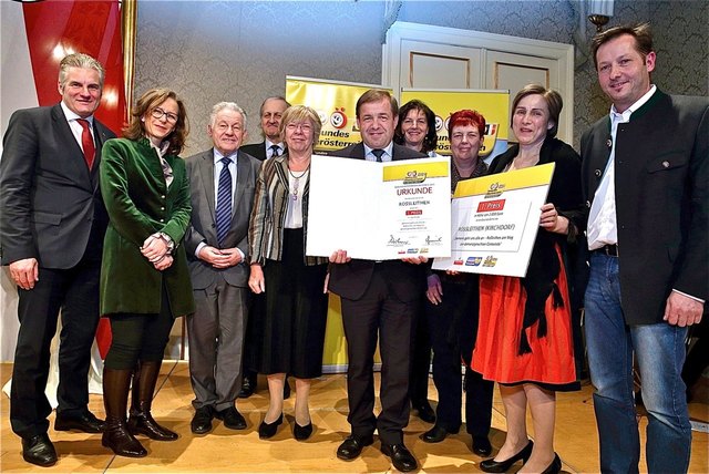 Karl Lehner, Monika Aichberger, LH Josef Pühringer und Heinrich Gmeiner gratulierten Margit Scholta, AK-Leiter Josef Stummer, Eva Rieser, Helga Schoiswohl, Anneliese Brandstetter und Vizebürgermeister Kurt Pawluk (v.l.) zum 1. Platz beim OÖ. Gesundheitsförderungspreis 2015. | Foto: Land OÖ/Kauder