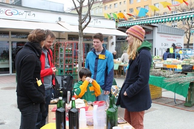 Stuwerviertler im Gespräch am Vorgartenmarkt. | Foto: gb 2