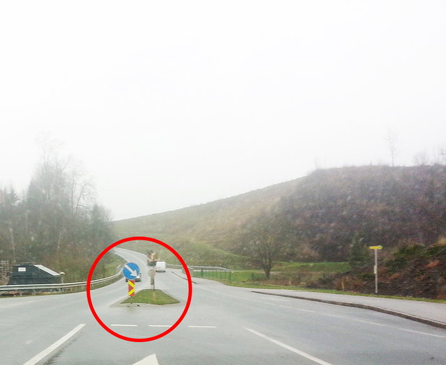 Bild 2: Hier verdeckt der in St. Jakob an der L 135 angebrachte Richtungspfeil dem Abbieger die Sicht auf den Gegenverkehr | Foto: KK