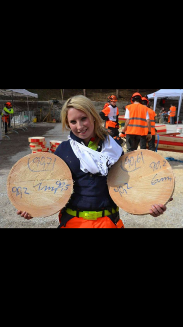 Stolz auf das Ergebnis: Kathrin Fladenhofer mit zwei von ihr mit höchster Präzision geschnittenen Scheiben. | Foto: KK