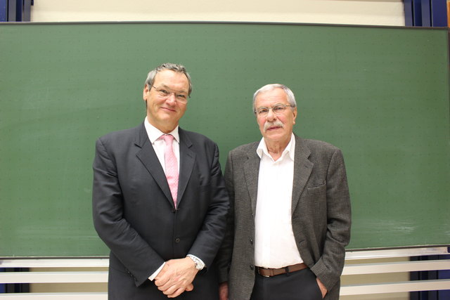 Informierten: Direktor der Herzchirurgie Michael Grimm und Moderator Dieter zur Nedden