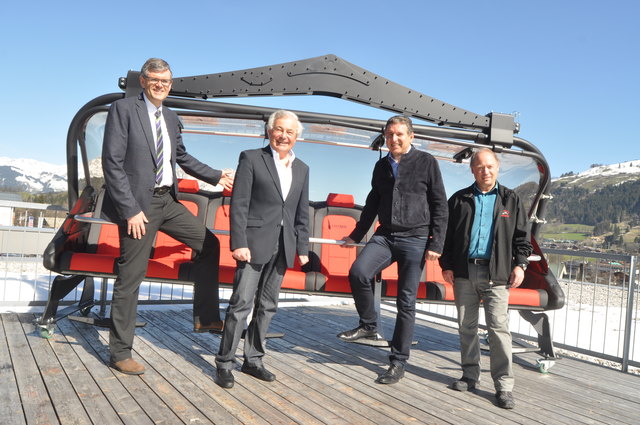 AR-Vors. Bgm. Klaus Winkler, BBAG-Vorstand Josef Burger, Leitner-Vorstand Martin Leitner, Prok. Walter Astl mit neuem Brunn-Sessel.
