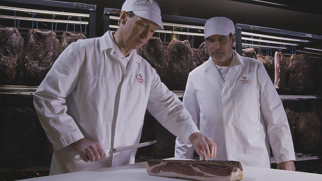 Josef Amprosi und Erwin Schwenkkraus von HANDL TYROL bei der Qualitätskontrolle. | Foto: HANDL TYROL