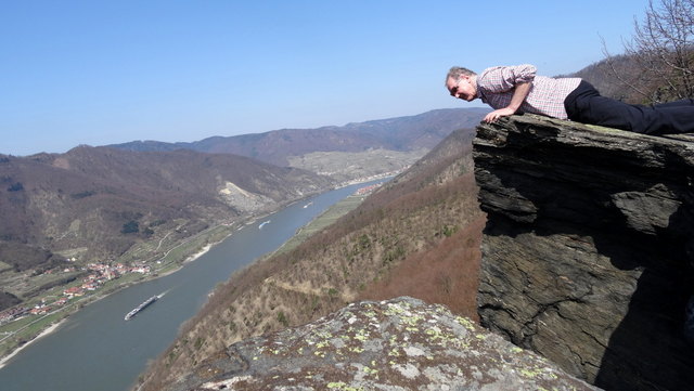 Schwindel erregend: Die Tischwand fällt senkrecht zur Donau hinunter.