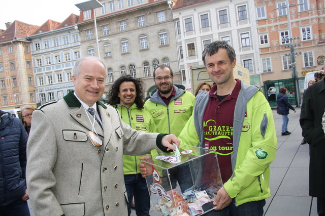LR Johann Seitinger spendet in die Box der Krauthäuptelbauern, die für die steirische Kinderkrebshilfe sammeln.