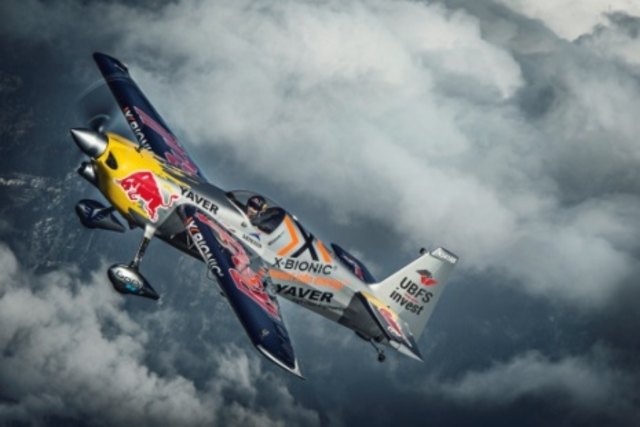 Hannes Arch ist Red Bull Air Race Weltmeister und wird am 17. April auf dem Flugplatz Suben mit einer Flugshow zu sehen sein. | Foto: Volksbank Schärding