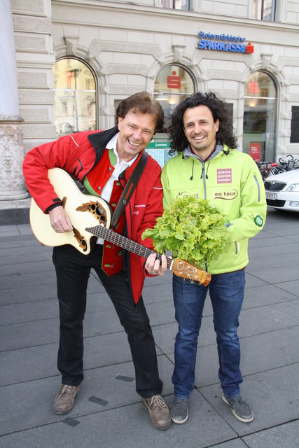 Vollgas Kompanie Entertainer und Komponist Franz Trost mit Grazer Krauthäuptel-Produzenten Bernhard Gogg