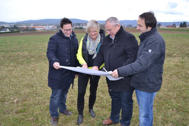 Lokalaugenschein: Bgm. Ingrid Salamon mit Seniorchef Ernst Zimmermann und seinen Söhnen Michael und Martin. | Foto: Privat