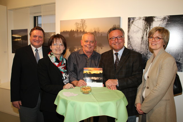 Traumhafte Moor-Landschaft: Fritz Kralik, Jutta Ramböck, Kurt Leininger, Landesrat Heinrich Schellhorn und Eva Veichtlbauer.