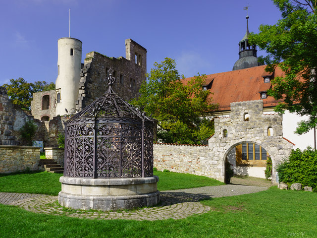 Nach einer Sage werden Heidenheimer Babys nicht vom Storch gebracht , sondern  hier herausgeholt.http://de.wikipedia.org/wiki/Schloss_Hellenstein
