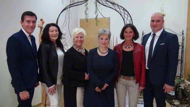 "Kunst und Leben": (v.l.n.r.) Bgm. Peter Stradner, Laudatorin Helena Wallner, die Künstlerinnen Renate Gumpl (Florales), Elisabeth Bennhof (Schmuckdesign) und Lena Kremser (Keramik) sowie Kulturausschussobmann David Kainz.