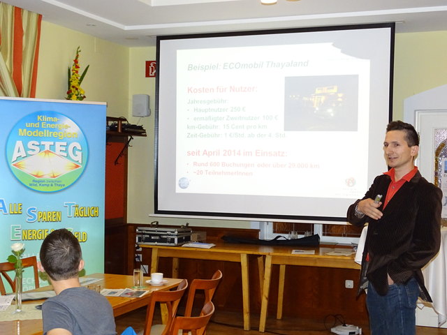 Jürgen Edelmann beleuchtete sämtliche Facetten eines E-Carsharing-Projektes und stand bei zahlreichen Fragen und Anmerkungen Rede und Antwort.