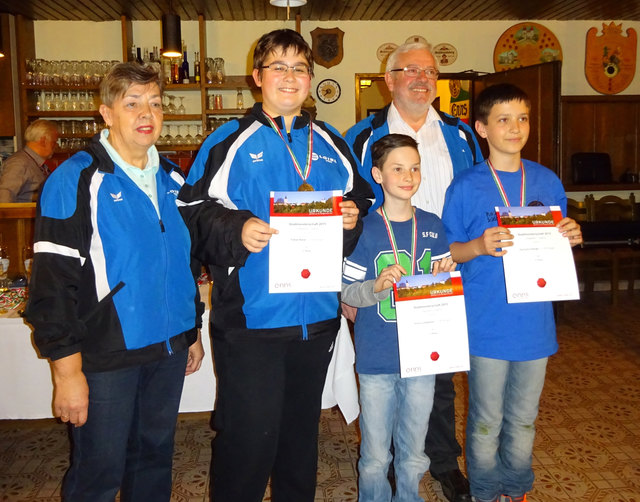 Sieger der Jugendbewerbe mit Oberschützenmeister August Maier. | Foto: privat