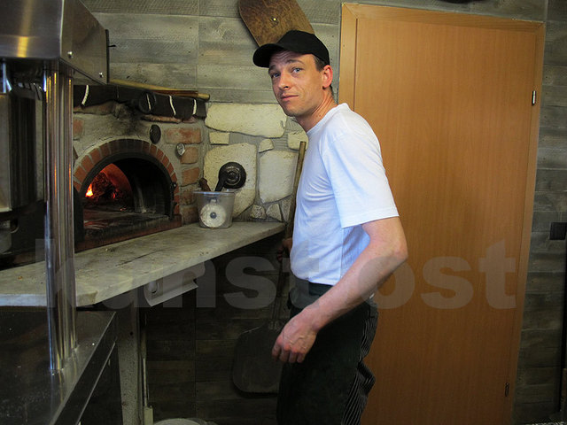 Gernot Geyer an der Feuerstelle