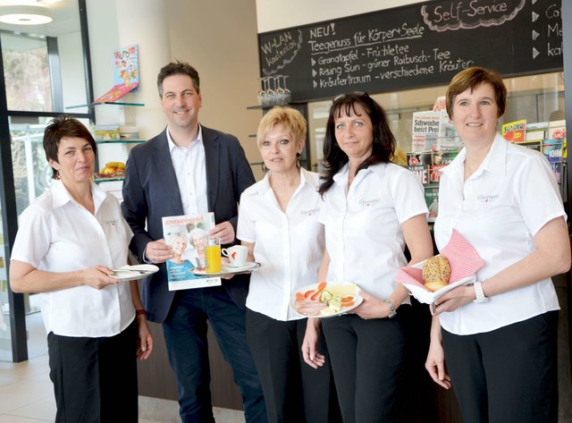 Fotohinweis: Krankenhaus der Barmherzigen Brüder St. Veit/Glan
v.l.n.r.: Hermine Steindorfer, Hildegard Holzer, Gertrude Foditsch und Ingrid Pirker mit Geschäftsführer Mag. Manfred Kraßnitzer feiern den 1. Geburtstag mit einem köstlichen Frühstück