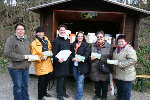 Christine Meissl, Brigitte Bakalowits, Doris Hofmann, Ernestine Riepl und Annelies Winter erhielten von Bgm. DI Anna Steindl je 2 Eintrittskarten für das Konzert der „Motorbienen“ am 22. August 2015 im Wolkersdorfer Schlosshof. | Foto: Löw