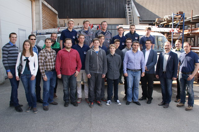 Lehrlinge, die Junge Wirtschaft sowie Spenglermeister Chrisitan Dourakas, Zimmermeister Mario Kitzler, Bereichsleiter Rene Zinner und Prokurist Joel Steiner (Swietelsky).