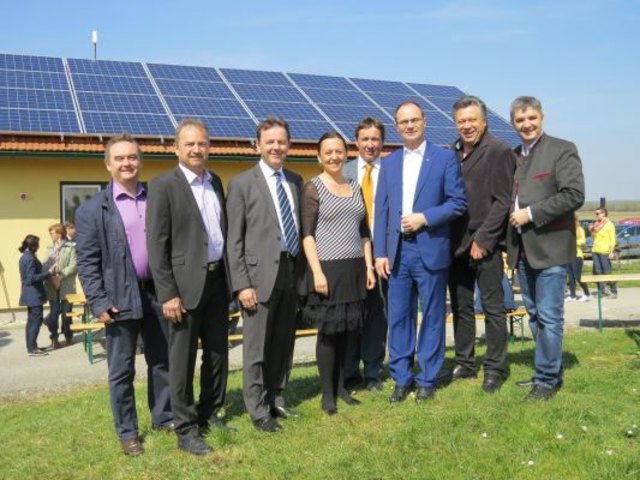 Die Initiatoren LH-Stv. Mag. Franz Steindl (3.v.r.) und Ing. Werner Falb-Meixner (2.v.l.) bei der Eröffnung der Photovoltaik-Anlage in Höll. | Foto: Gde. Deutsch Schützen