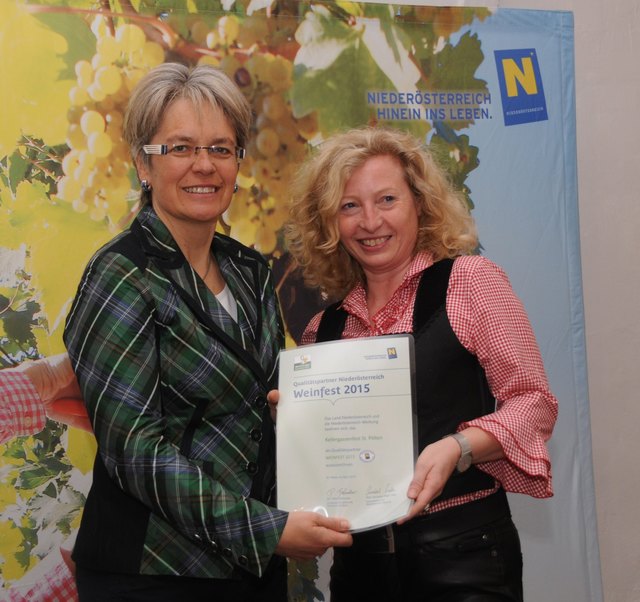 Eva Prischl nimmt von Landesrätin Petra Bohuslav die Auszeichnung für das Kellergassenfest als Qualitätspartner Weinfest 2015 entgegen. | Foto: Lechner