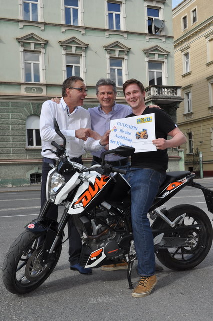 Gewann die Ausbildung: Georg Tschauner, hier mit Werner Hörtenhuber (l.) und WOCHE-Prokurist Markus Galli | Foto: Kerschbaumer