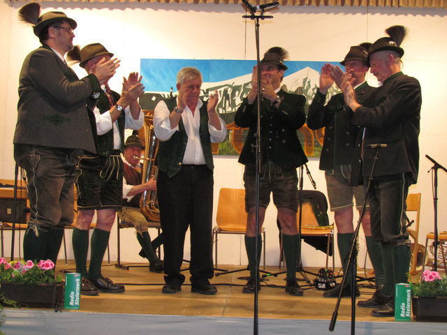 Die Hollerschnapszuzler mit Paschern von der Zuzlermusi