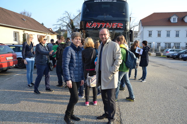 Bürgermeister Gerald Hackl verabschiedet die 50 Steyrer Schüler und Direktorin Wiesmayr zum Friedensprojekt in Rovereto