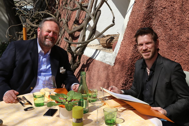 Im Gastgarten von Ferdinand Kassls Brunnwirt: der Holzindustrielle Gerd Tilly mit Gerd Leitner beim Business Lunch | Foto: Vouk