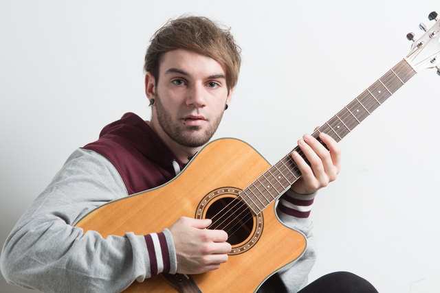 Gesang und Gitarre stehen auch bei der neuen Produktion von Jacky the Bush im Vordergrund. | Foto: privat