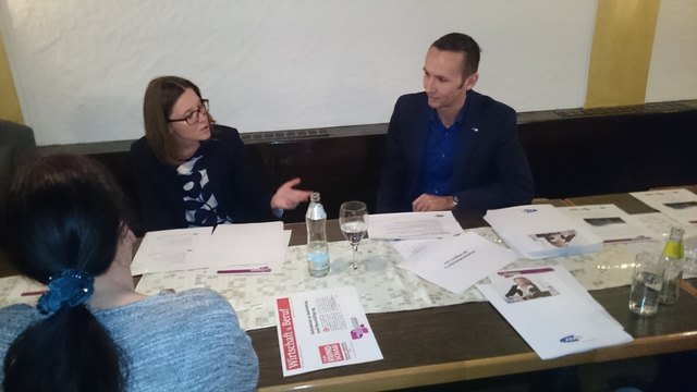 Zwei AMS-ExpertInnen beim Info-Abend am 13. 04. 2015: Fr. Mag. Maria Siegmeth, stv. Geschäftsstellenleiterin vom AMS Linz und Hr. Martin Undesser, Abteilungsleiter des Services für Unternehmer ebenfalls beim AMS Linz