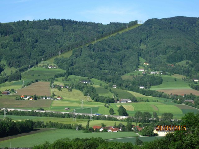 So könnte die Freileitungstraße der geplanten Leitung zwischen Vorchdorf und Kirchdorf bei Inzersdorf aussehen. | Foto: (Fotomontage: 110 kV ade!)