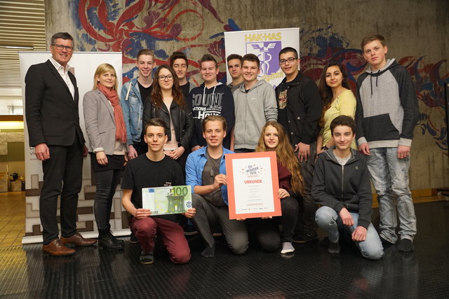 Die Schülerinnen und Schüler des Organisationsteams mit ihrer Klasse, ihrer Professorin Mag. Daniela Pfeiffer und Direktor MMag. Erwin Theuermann