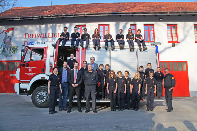 Die Weidlinger Feuerwehrjugend mit Mag. Lukas Mandl, Mag. Roland Honeder, Prof. Josef Höchtl, dem Kommando der FF Weidling Wolfgang Pötsch und Gerald Mathuber sowie Jugendbetreuerin Uschi Spitzbart. | Foto: privat