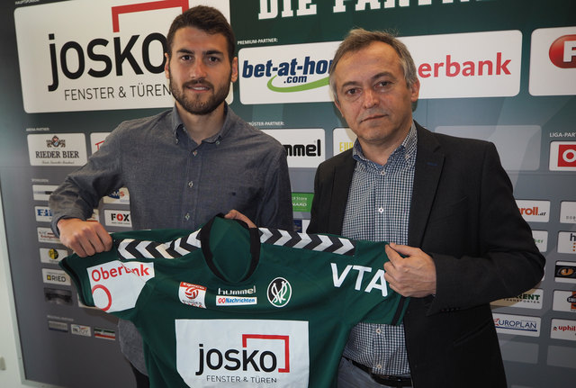 Neuzugang Manuel Gavilan mit SVR-Sportmanager Stefan Reiter. | Foto: SVR/Furtner