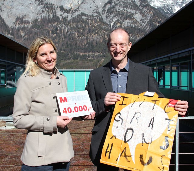 MPREIS-Unternehmenssprecherin Ingrid Heinz übergibt den Spendenerlös an Integrationshaus-GF Hannes Wechner | Foto: MPREIS