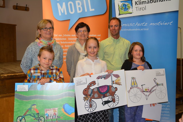 Tobias Nederegger mit seinem Radl-Taxi, Maria Moser mit dem Hasenrad und Adia Haselsberger mit ihrem Grill-Bike sowie VS-Direktorin Heidemarie Huber, Bezirksschulinspektorin Margarethe Egger und Gemeinderat Andreas Azwanger.