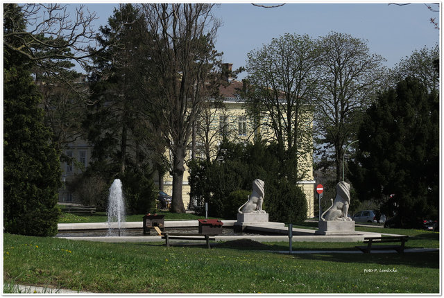 Der Springbrunnen mit den beiden Löwen lädt zum Entspannen ein.