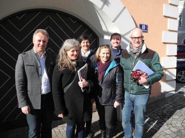 Bürgermeister LA Stefan Weirather, die Gestaltungsbeirätin Landschaftsplanerin Lilli Lička, Mag. Sabine Schuchter (Ballhaus Imst) Gemeinderätin Sandra Friedl-Dablander, Vertreter des Landes Tirol DI Stefan Brabetz (Sachgebiet Raumordnung), Gestaltungsbeirat Arch. Christoph Mayr Fingerle | Foto: Foto: Land Tirol