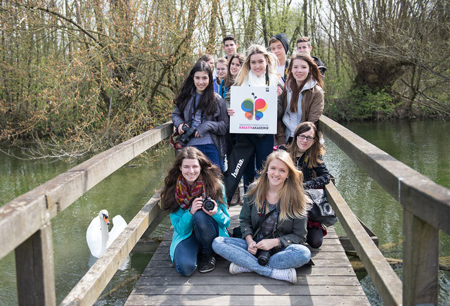 Die Talente der Fotoakademie St. Pölten bei ihrem Fotospaziergang auf dem Naturlehrpfad Feldmühle. | Foto: NÖ Kreativ GmbH