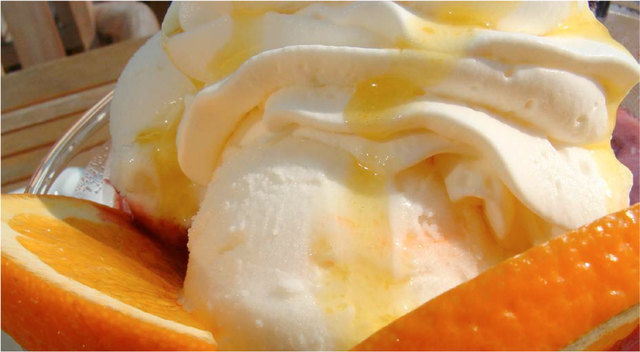 Eisiger Genuss, der verzaubert – da werden ganz sicher keine Kalorien gezählt! | Foto: Pixelio/A. Schmidt