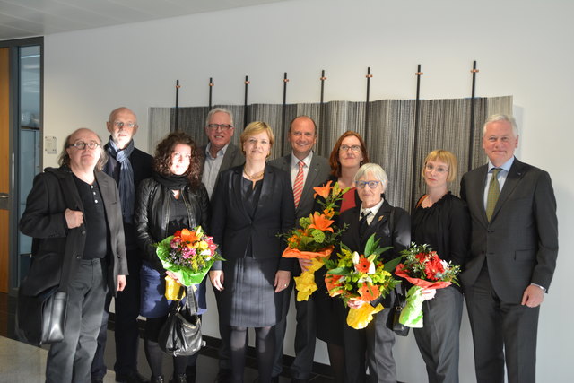 Künstler Gerhard Kaiser, Künstler Leo Zogmayer, Künstler Ines Hochgerner, Künstlerischer Leiter des Landesmuseums Carl Aigner (= Ausstellungskurator), LR Barbara Schwarz, NV Vorstandsdirektor Bernhard Lackner, Künstlerin Ursula Hübner, Künstlerin Elfriede Mejchar, Künstlerin Judith Saupper, NV Generaldirektor Schultes | Foto: Trinkl
