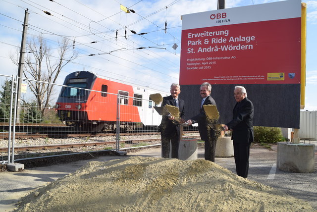 Gelungener Spatenstich ÖBB-Infrastruktur-Vorstand Franz Gruber, Landesrat Karl Wilfing und Sankt Andrä's Bürgermeister Maximilian Titz (VP). | Foto: Zeiler