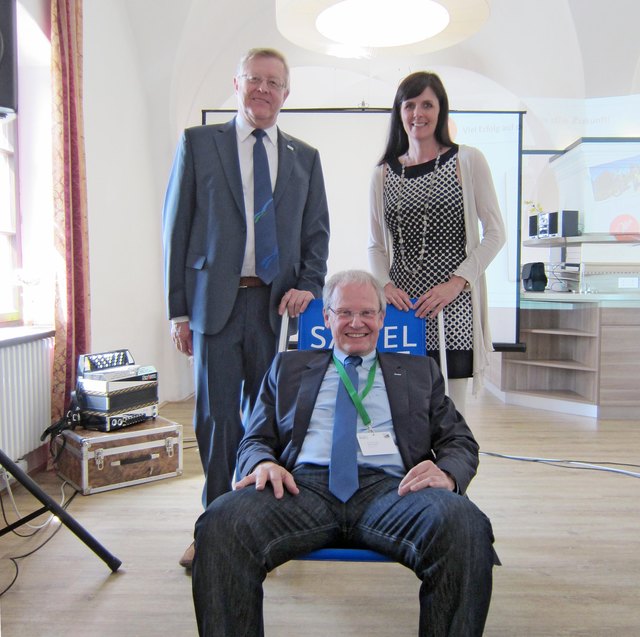 Friedrich Bernhofer (Vorsitzender der Werbegemeinschaft Donau OÖ) und Petra Riffert (GF der Werbegemeinschaft Donau OÖ ) mit Karl Pramendorfer (GF OÖ Tourismus, sitzend)